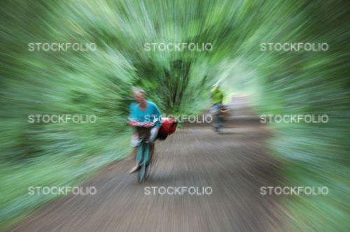 two cyclists zoom effect